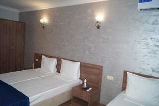 Гостевой дом Nobi Guest House Гагра Стандартный трехместный номер-3