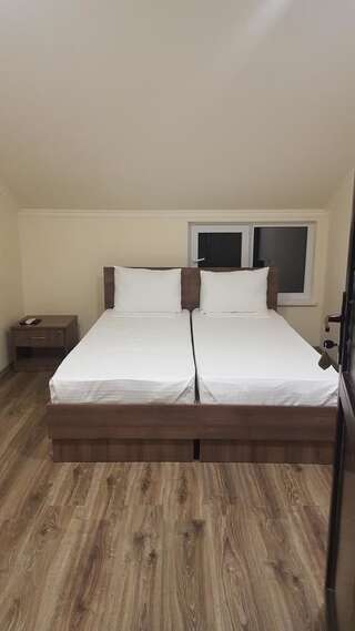 Гостевой дом Nobi Guest House Гагра Двухместный номер с 2 отдельными кроватями и общей ванной комнатой-7