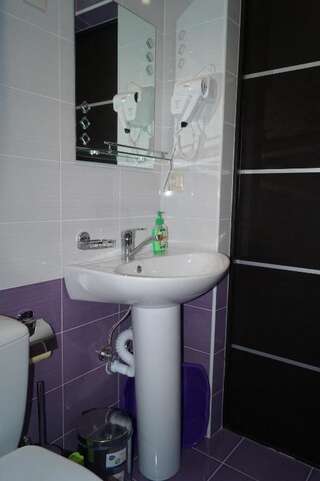 Гостевой дом Nobi Guest House Гагра Стандартный трехместный номер-28